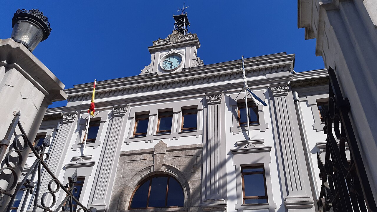 1280px-Audiencia_provincial_da_Coruña_(fachada_frontal_e_reloxo),_20240508