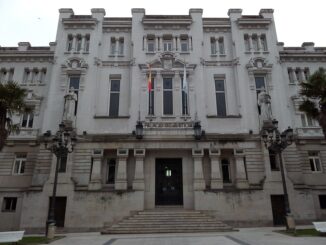 960px-Pazo_de_Xustiza_-_A_Coruña_-_entrada